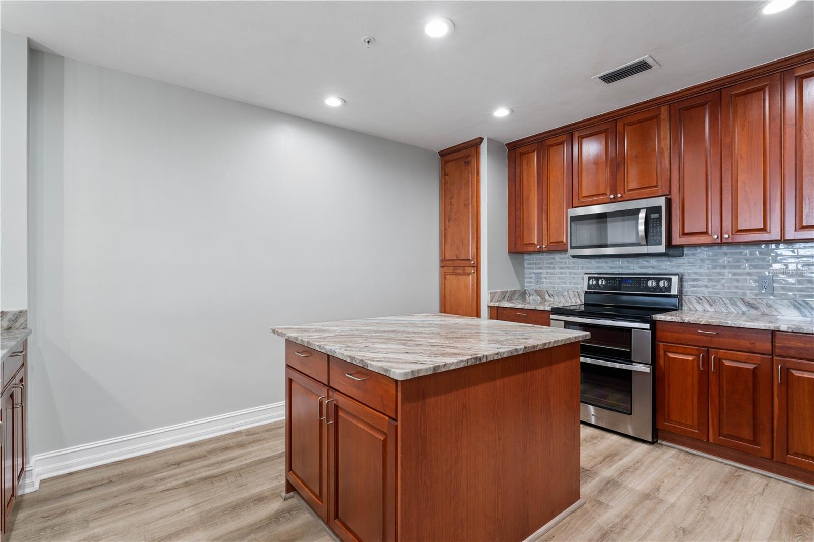 Image 27 of 80 For 87 Vivante Boulevard 8742