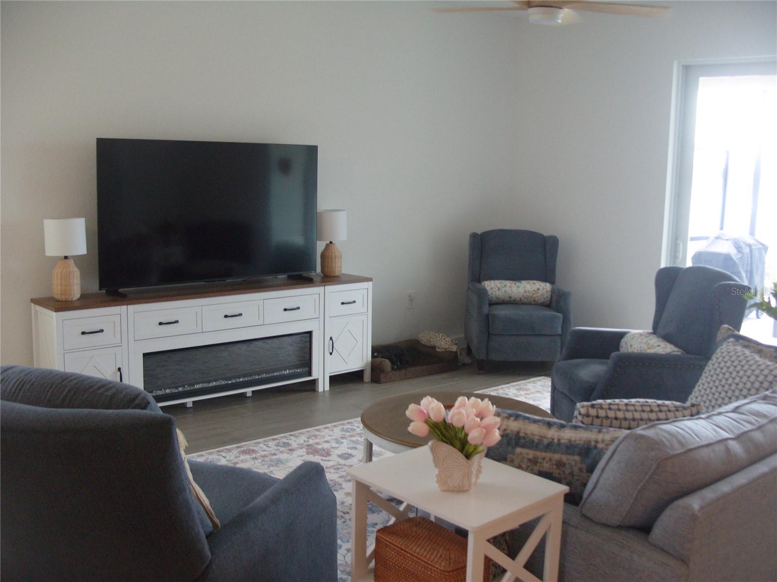 Listing photo id 3 for 7905 Lakes Edge Lane