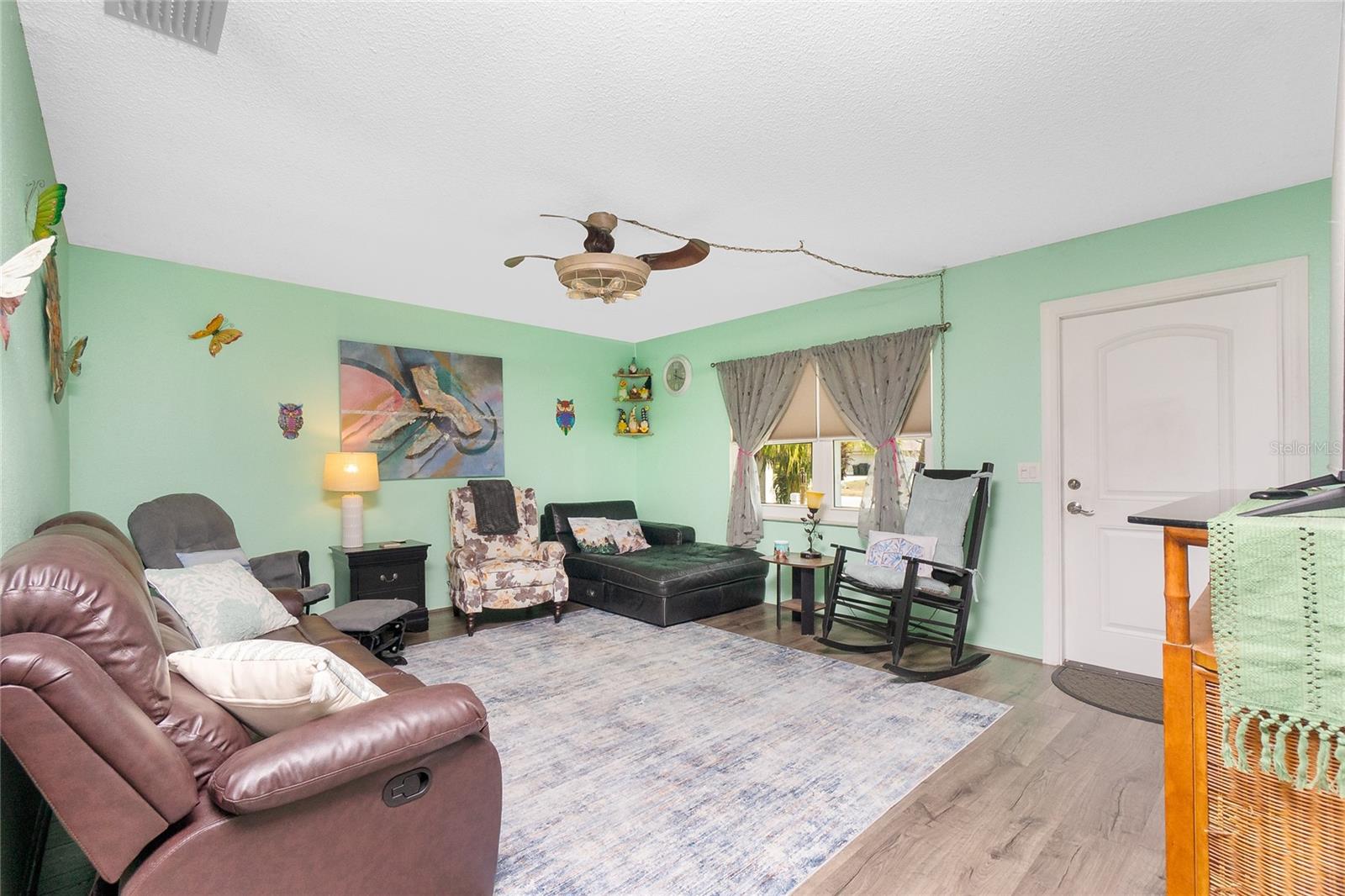 Image 4 of 55 For 4583 Salford Boulevard