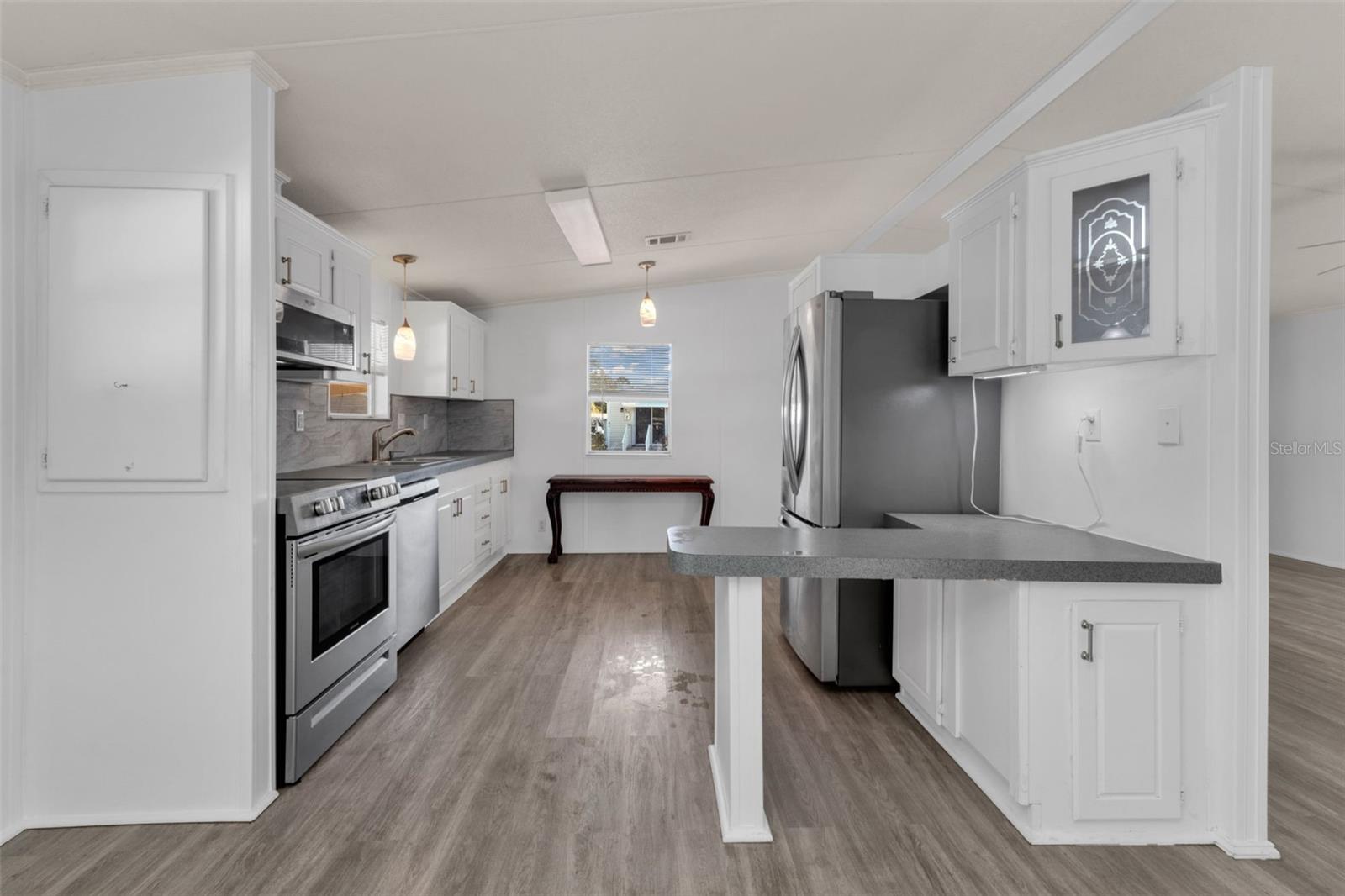 Image 10 of 58 For 1000 Kings Highway 18