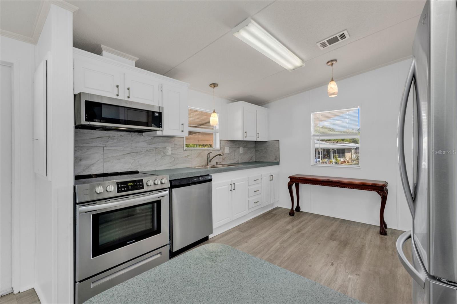 Image 11 of 58 For 1000 Kings Highway 18