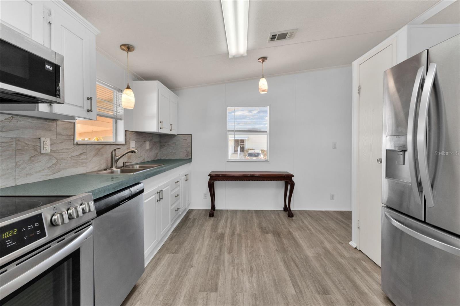 Image 12 of 58 For 1000 Kings Highway 18