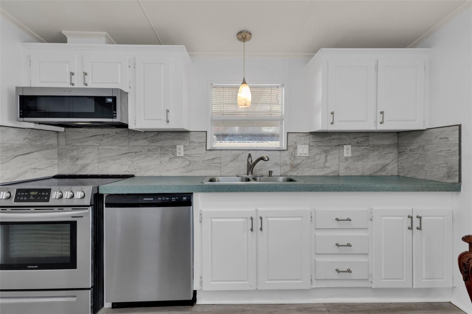 Image 13 of 58 For 1000 Kings Highway 18