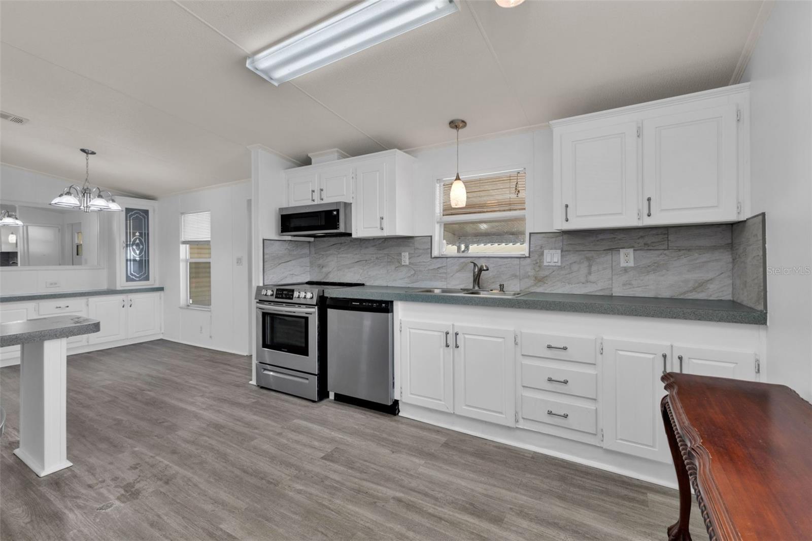 Image 14 of 58 For 1000 Kings Highway 18