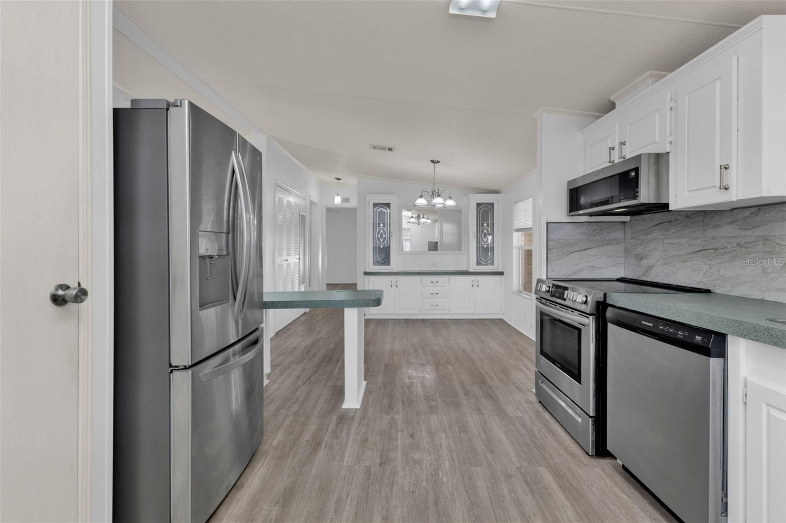 Image 15 of 58 For 1000 Kings Highway 18