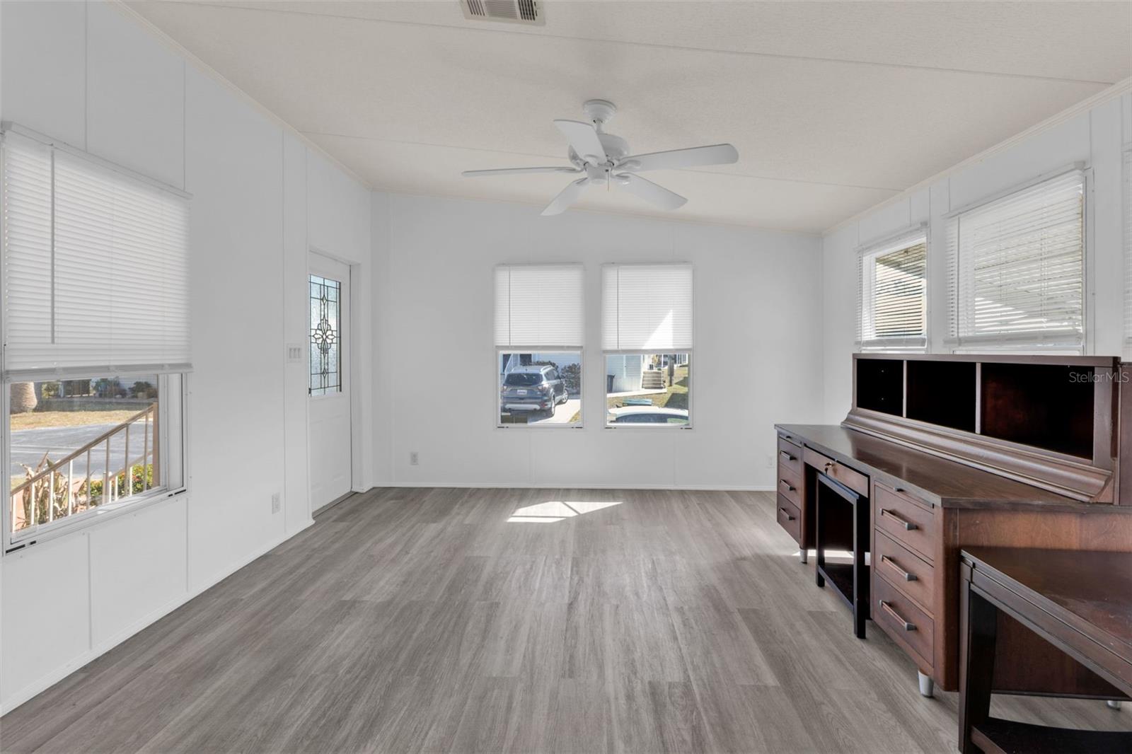 Image 22 of 58 For 1000 Kings Highway 18