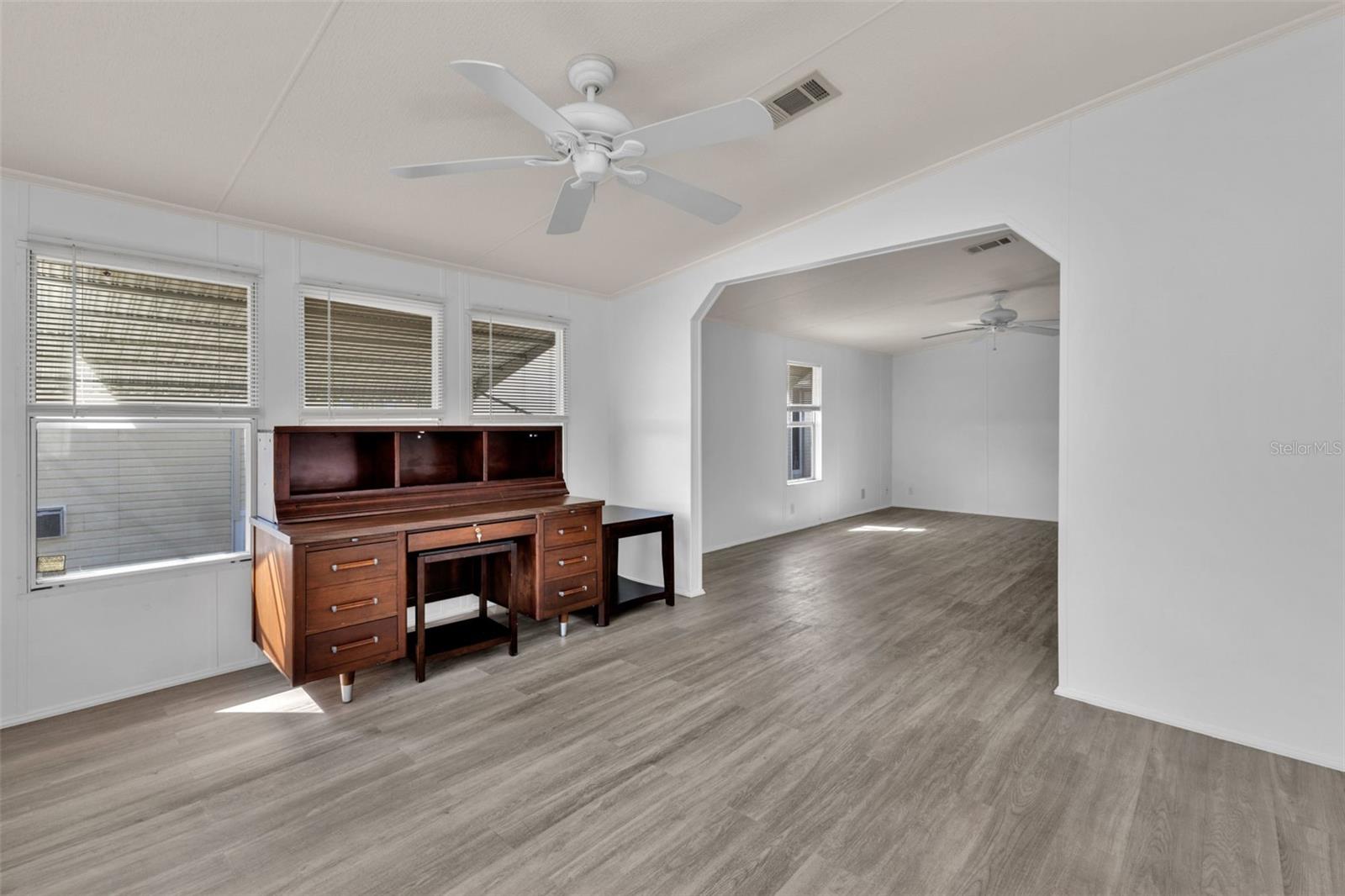 Image 23 of 58 For 1000 Kings Highway 18