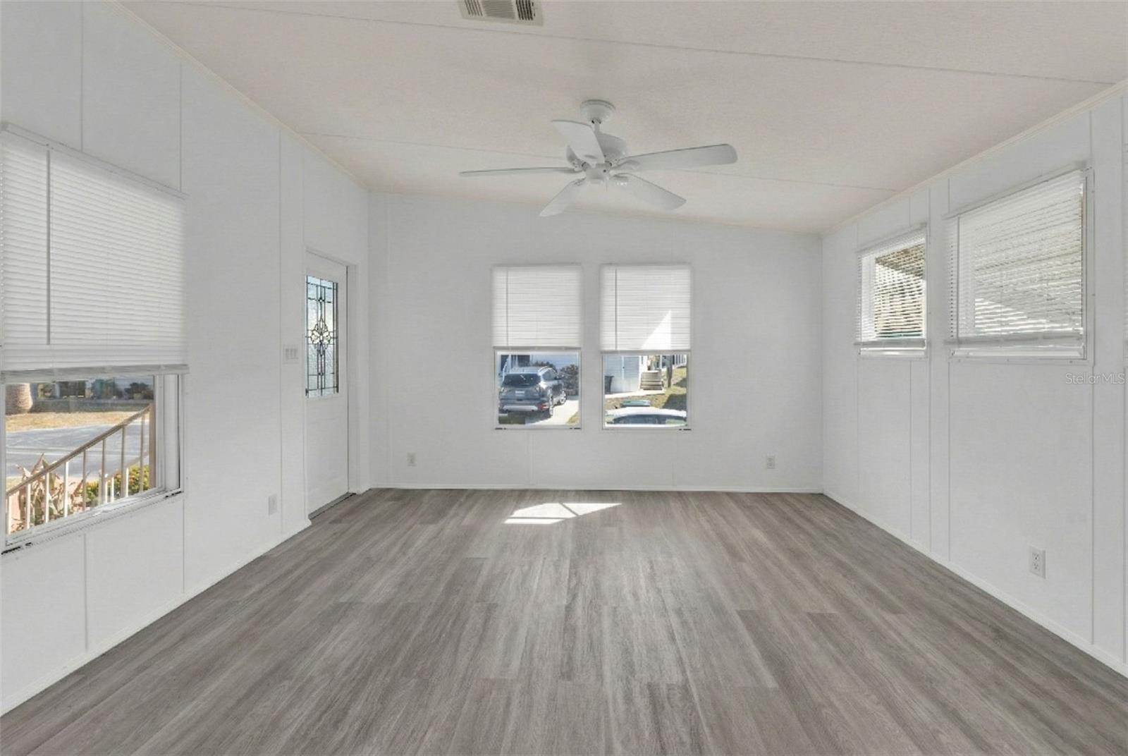 Image 24 of 58 For 1000 Kings Highway 18