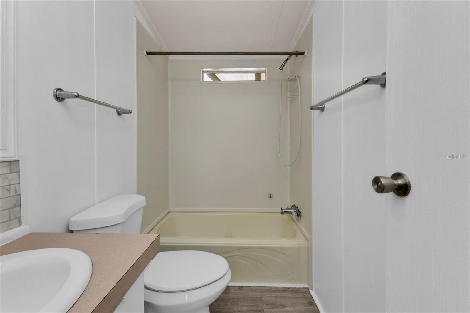 Image 28 of 58 For 1000 Kings Highway 18