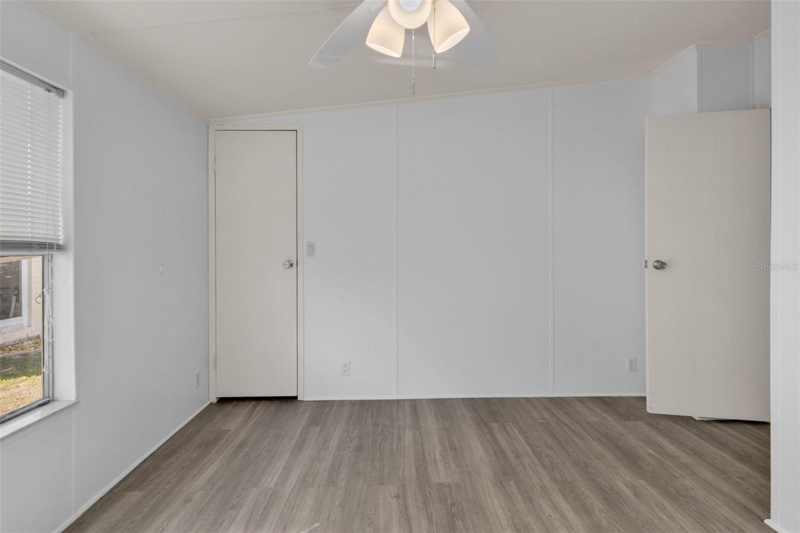 Image 30 of 58 For 1000 Kings Highway 18