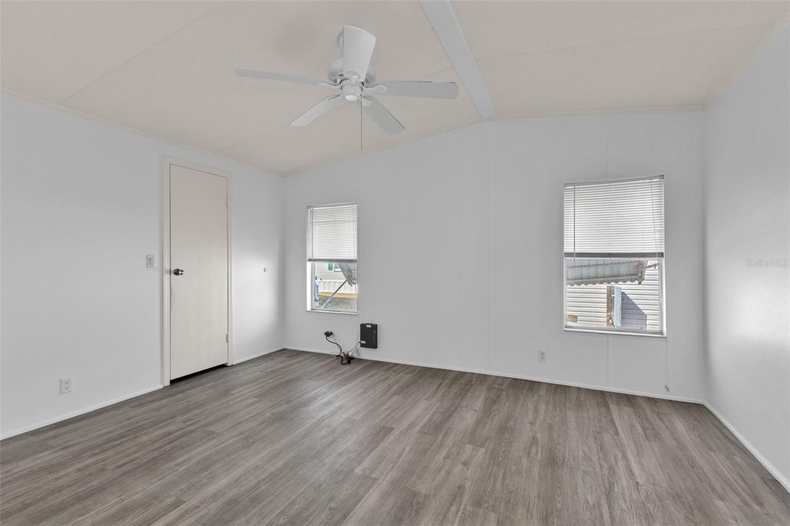 Image 31 of 58 For 1000 Kings Highway 18