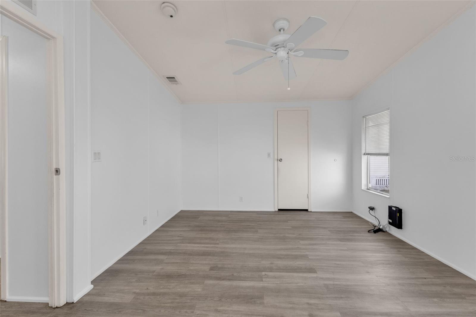 Image 32 of 58 For 1000 Kings Highway 18