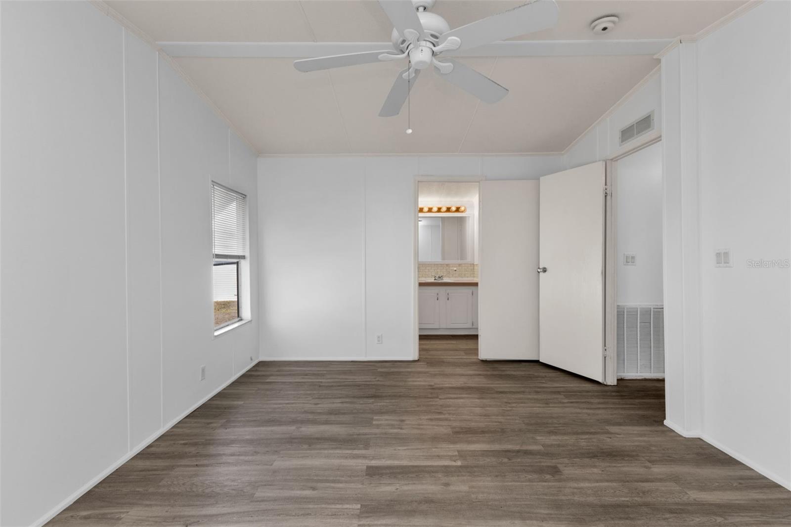 Image 33 of 58 For 1000 Kings Highway 18