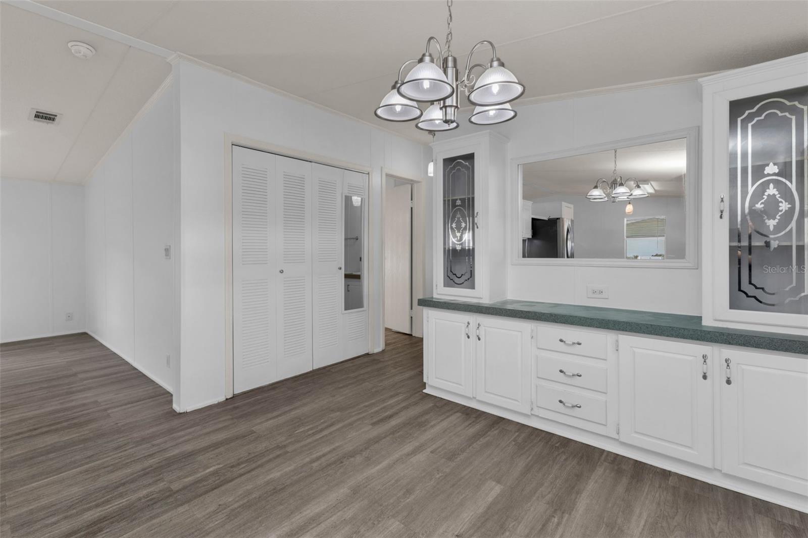 Image 8 of 58 For 1000 Kings Highway 18