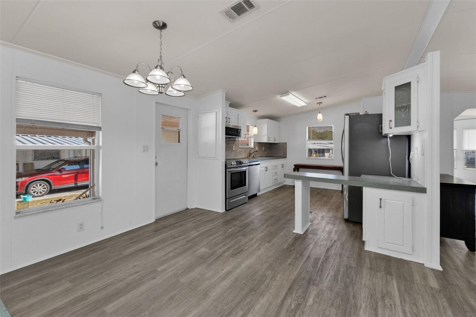 Image 9 of 58 For 1000 Kings Highway 18