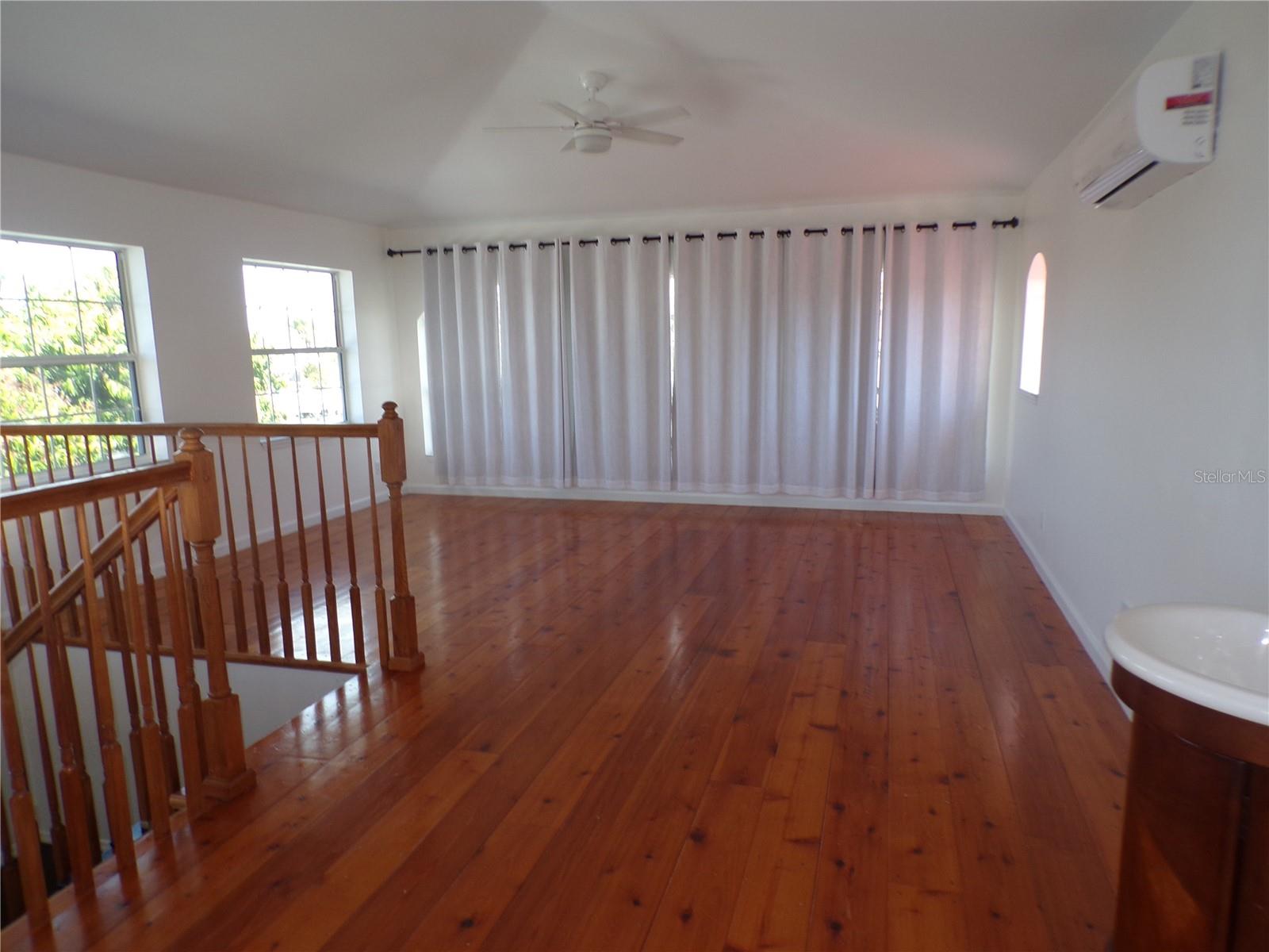 Listing photo id 8 for 179 Maria Court