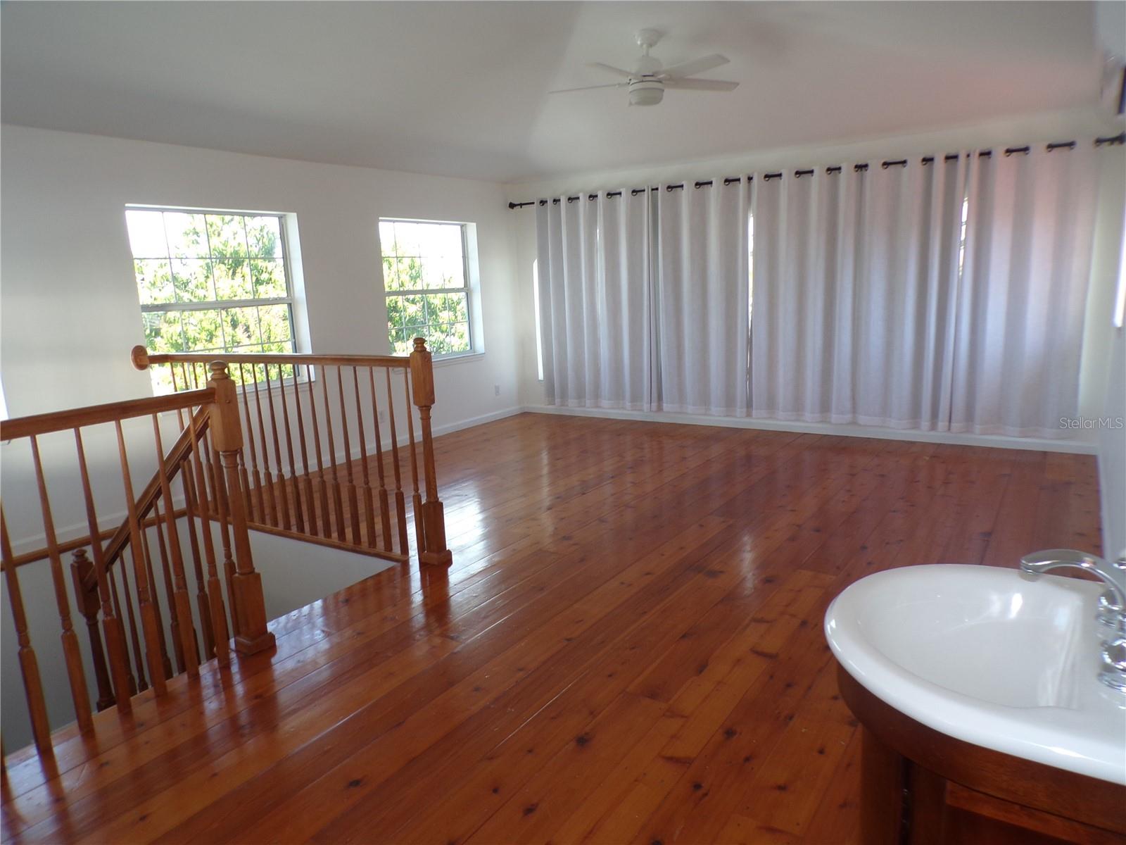 Listing photo id 10 for 179 Maria Court