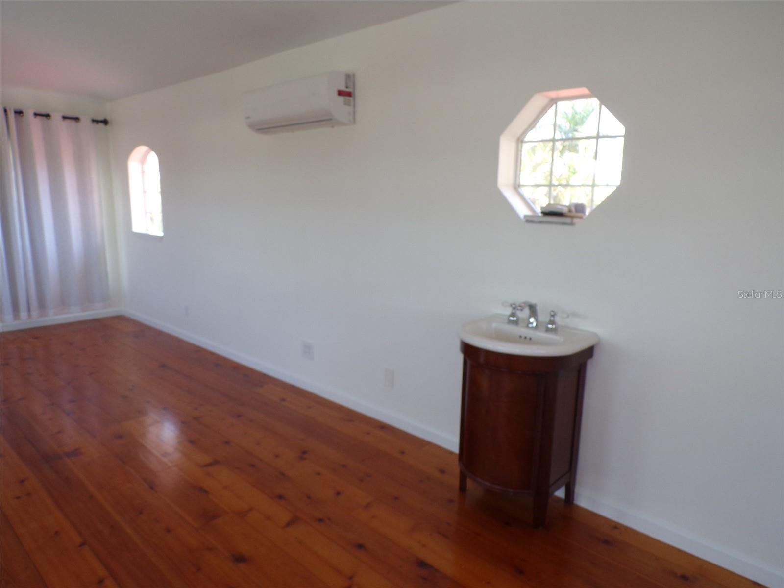 Listing photo id 11 for 179 Maria Court