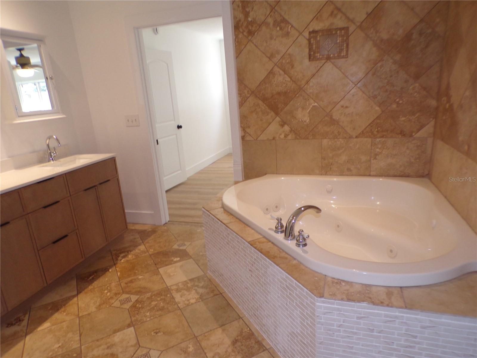 Listing photo id 14 for 179 Maria Court