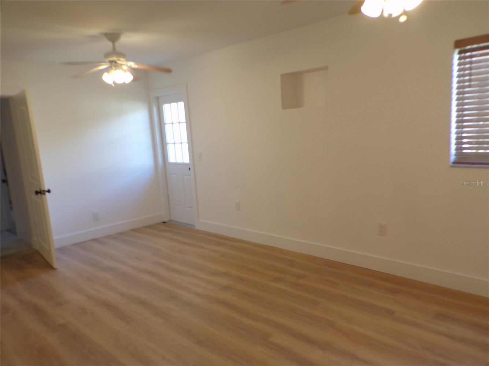 Listing photo id 3 for 179 Maria Court