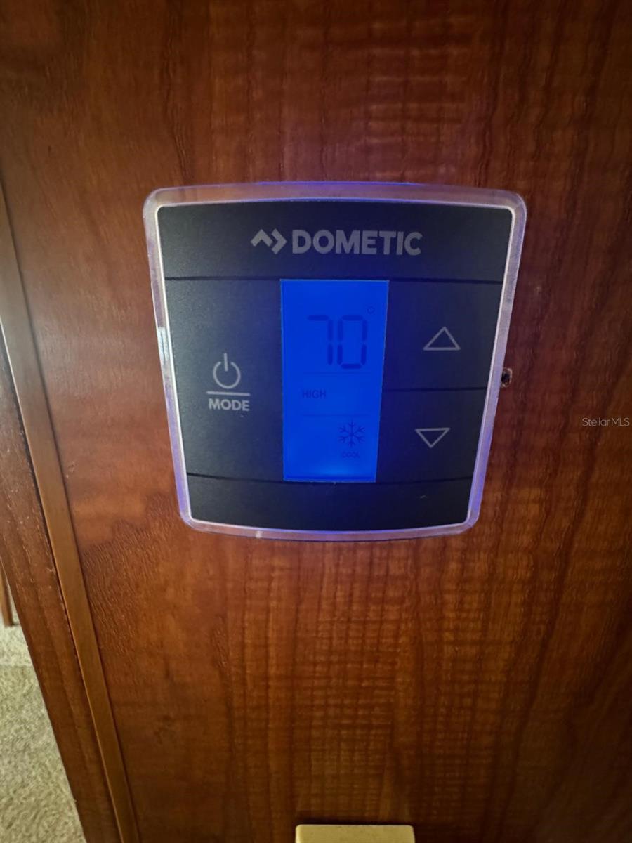 Listing photo id 12 for 15482 Mapletree Drive