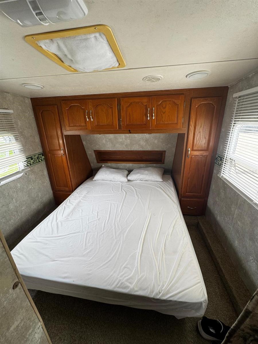 Listing photo id 13 for 15482 Mapletree Drive