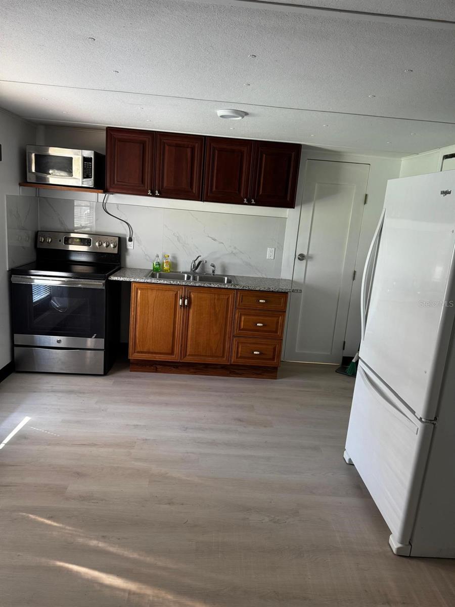 Listing photo id 3 for 15482 Mapletree Drive