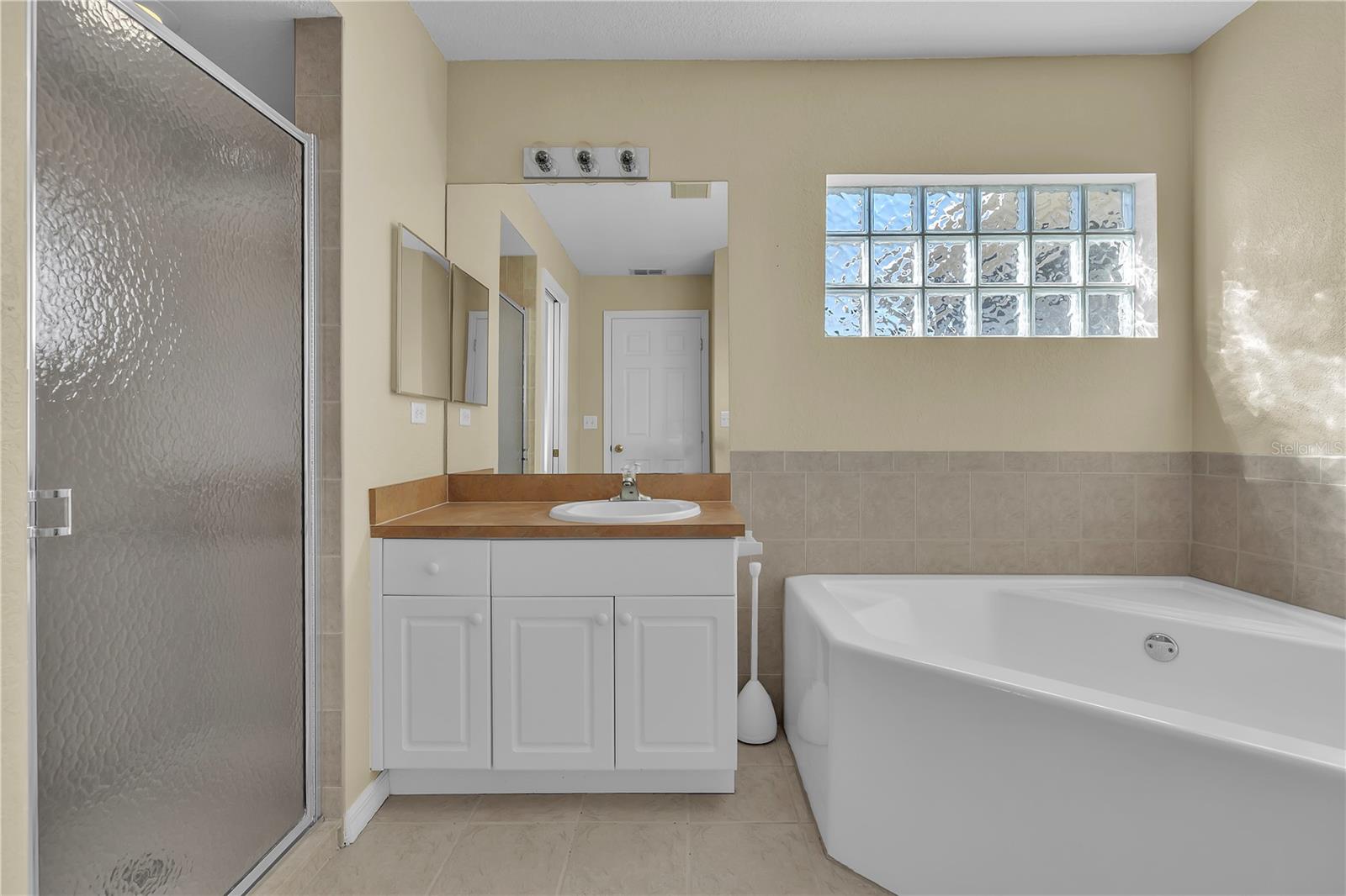 Image 22 of 44 For 916 4th Place