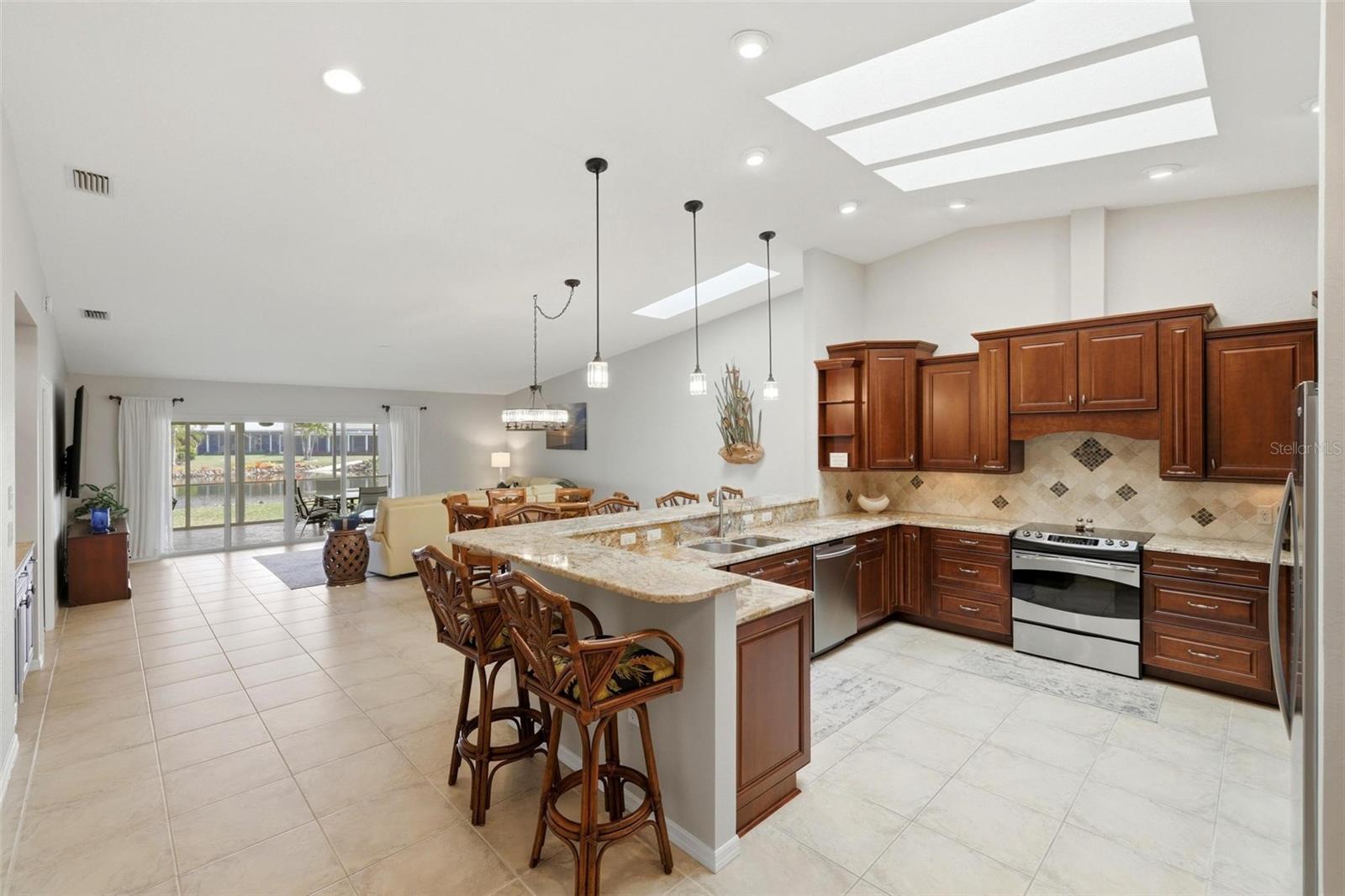 Image 11 of 69 For 2521 Marion Avenue 311