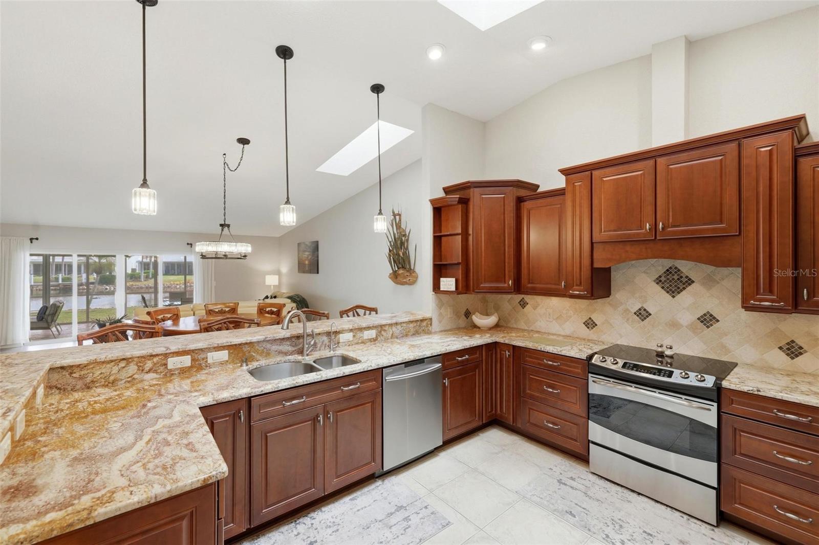 Image 12 of 69 For 2521 Marion Avenue 311