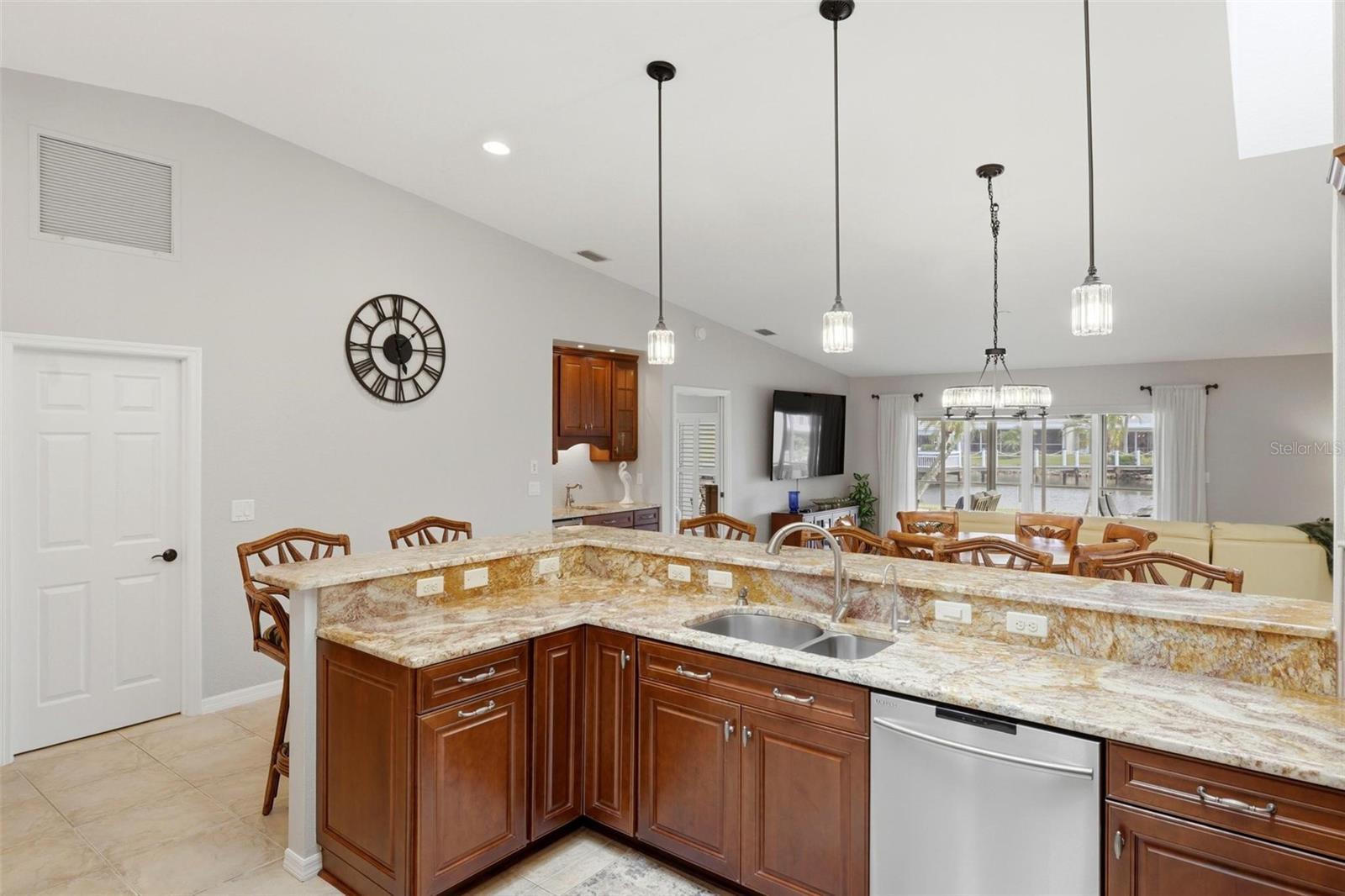 Image 15 of 69 For 2521 Marion Avenue 311