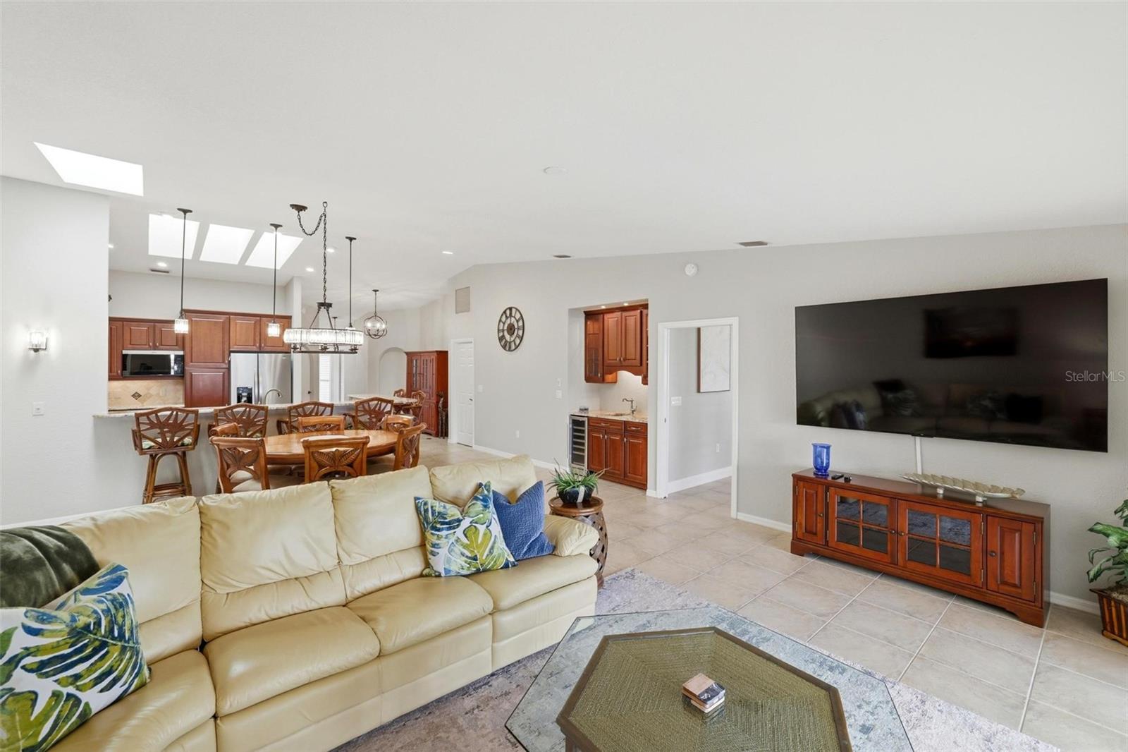 Image 20 of 69 For 2521 Marion Avenue 311