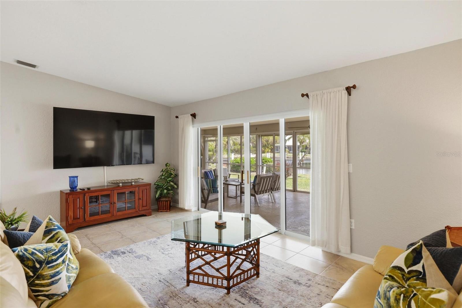 Image 22 of 69 For 2521 Marion Avenue 311