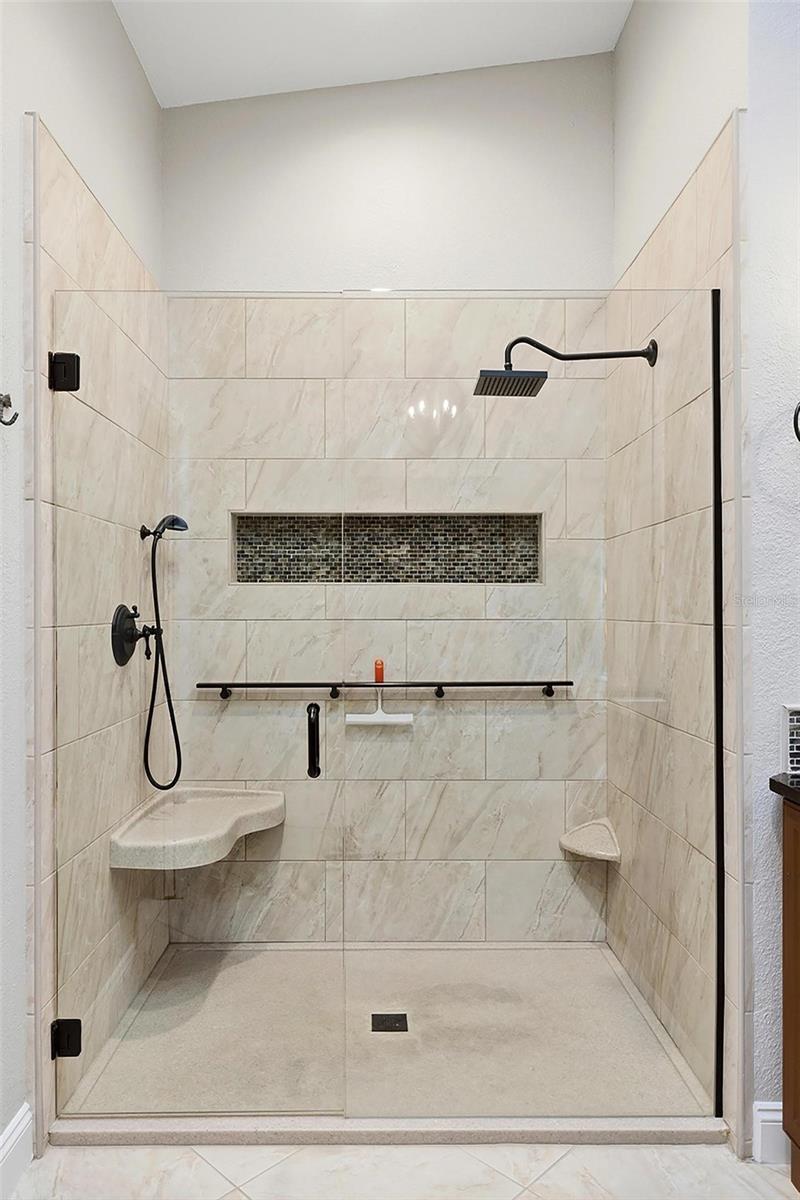 Image 33 of 69 For 2521 Marion Avenue 311