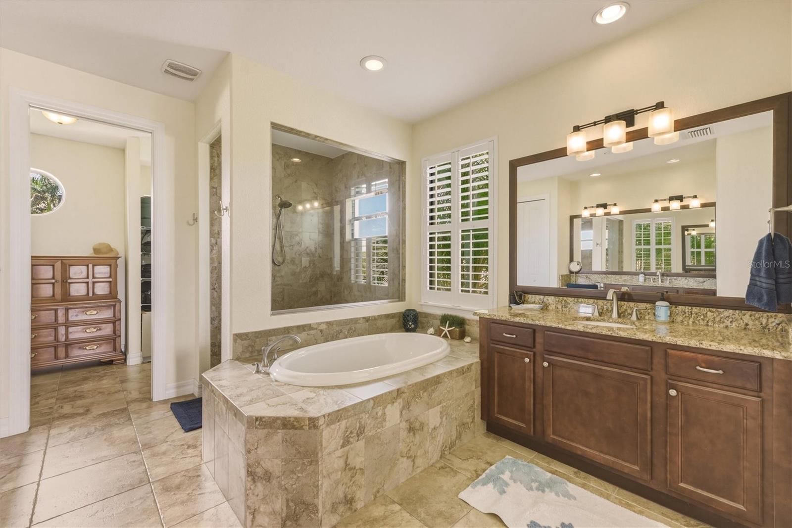 Image 42 of 81 For 558 Royal Poinciana