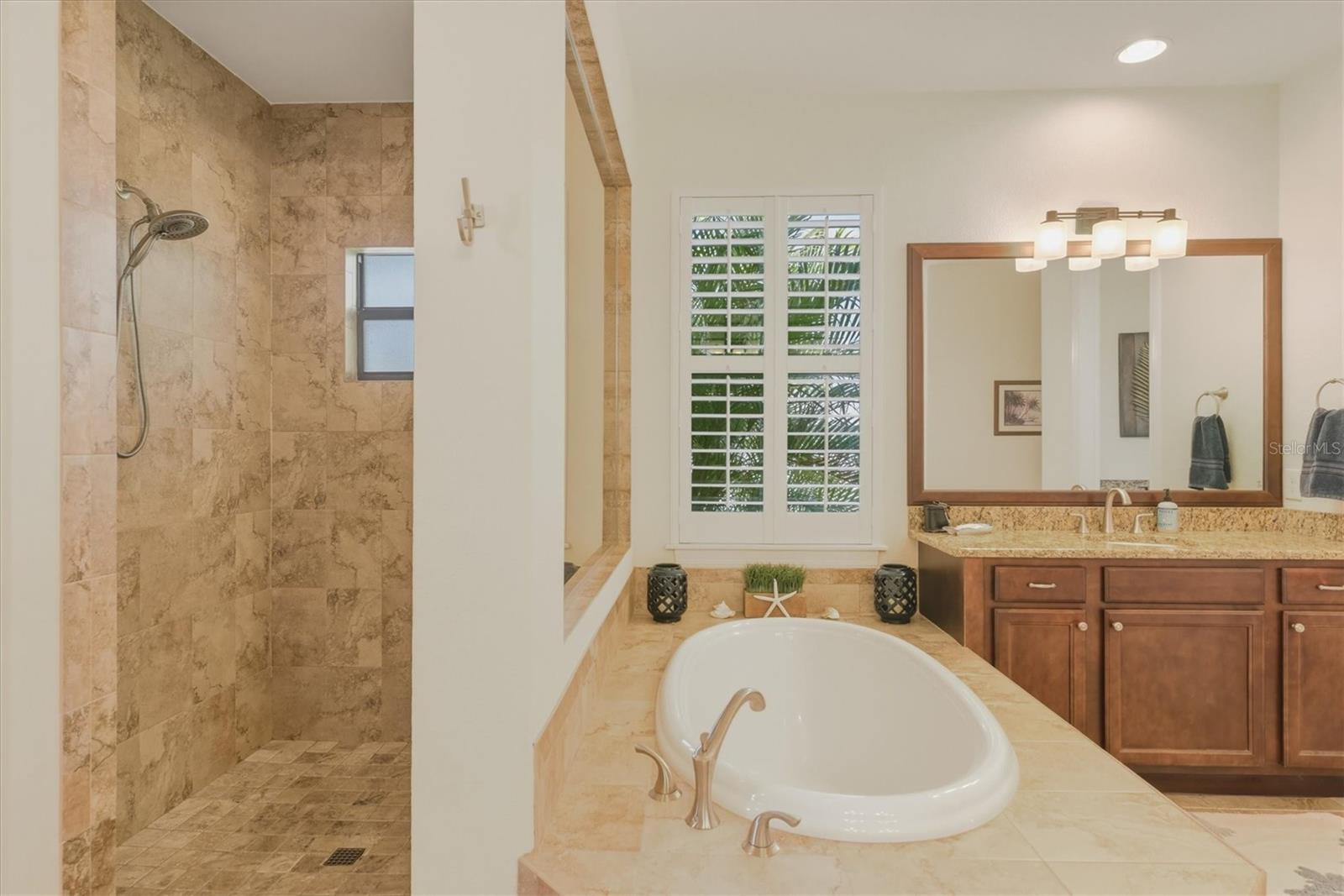 Image 43 of 81 For 558 Royal Poinciana