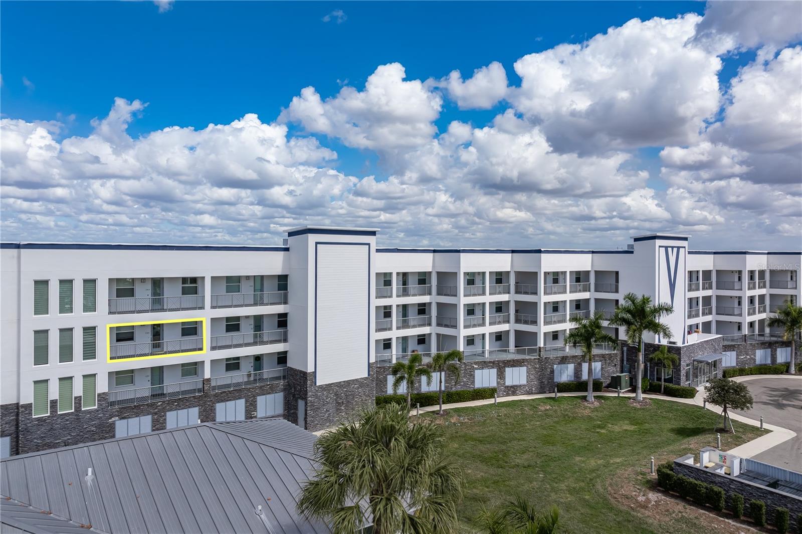 Image 17 of 70 For 1425 Park Beach Circle 132