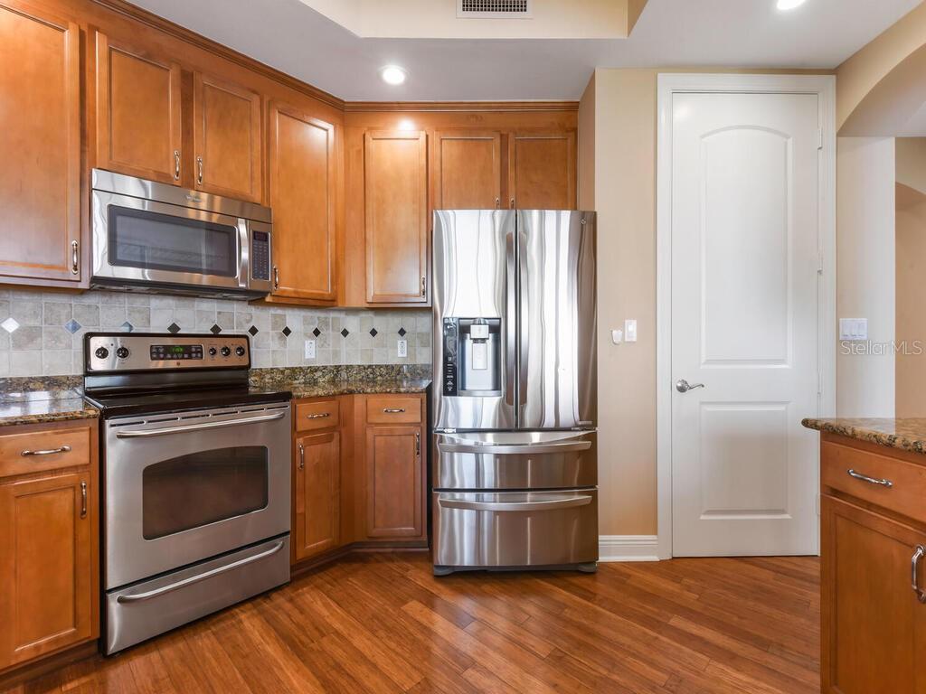 Listing photo id 8 for 2104 1st Street 2304