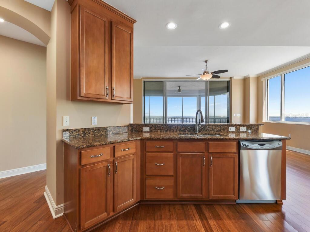 Listing photo id 9 for 2104 1st Street 2304