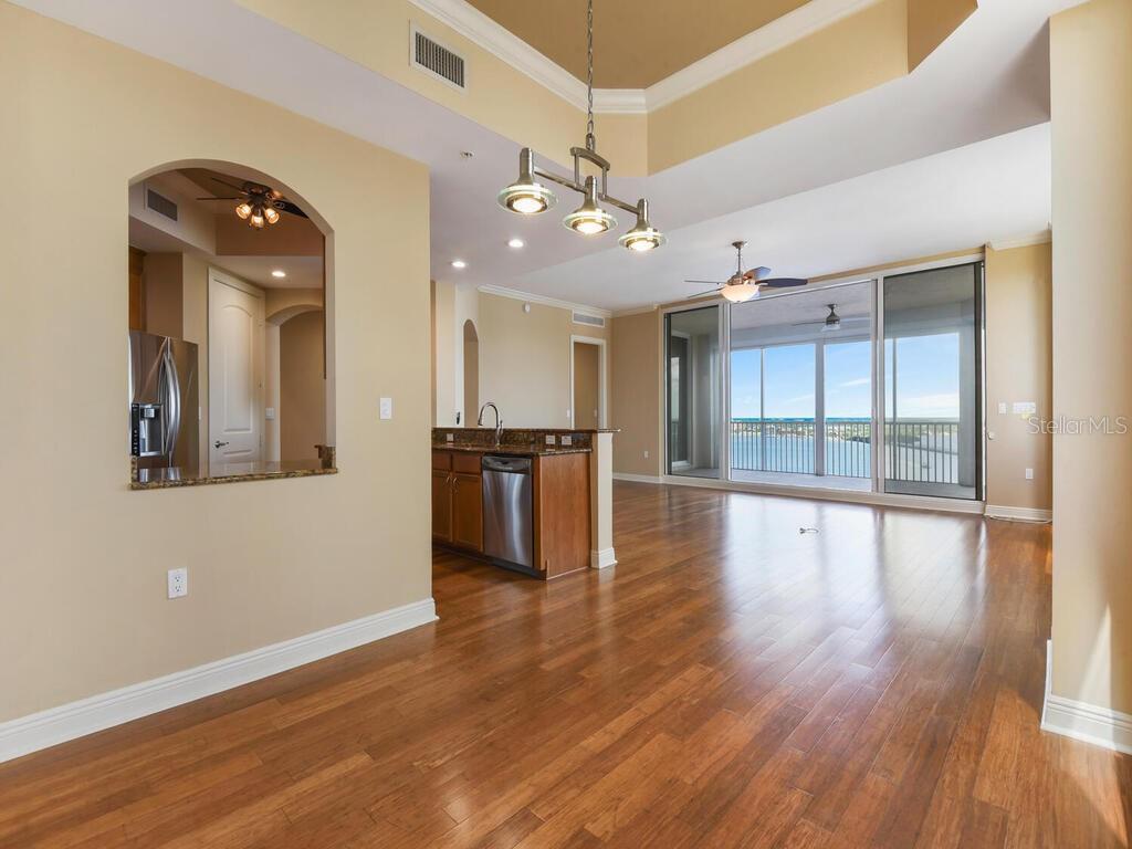 Listing photo id 11 for 2104 1st Street 2304