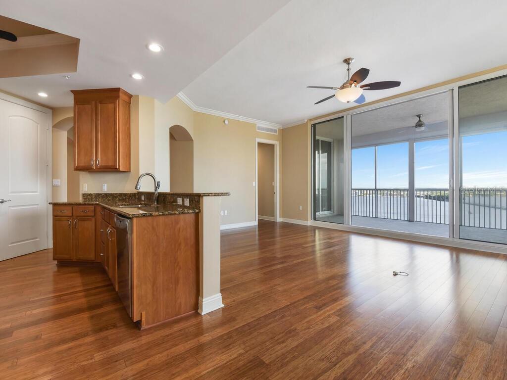 Listing photo id 12 for 2104 1st Street 2304