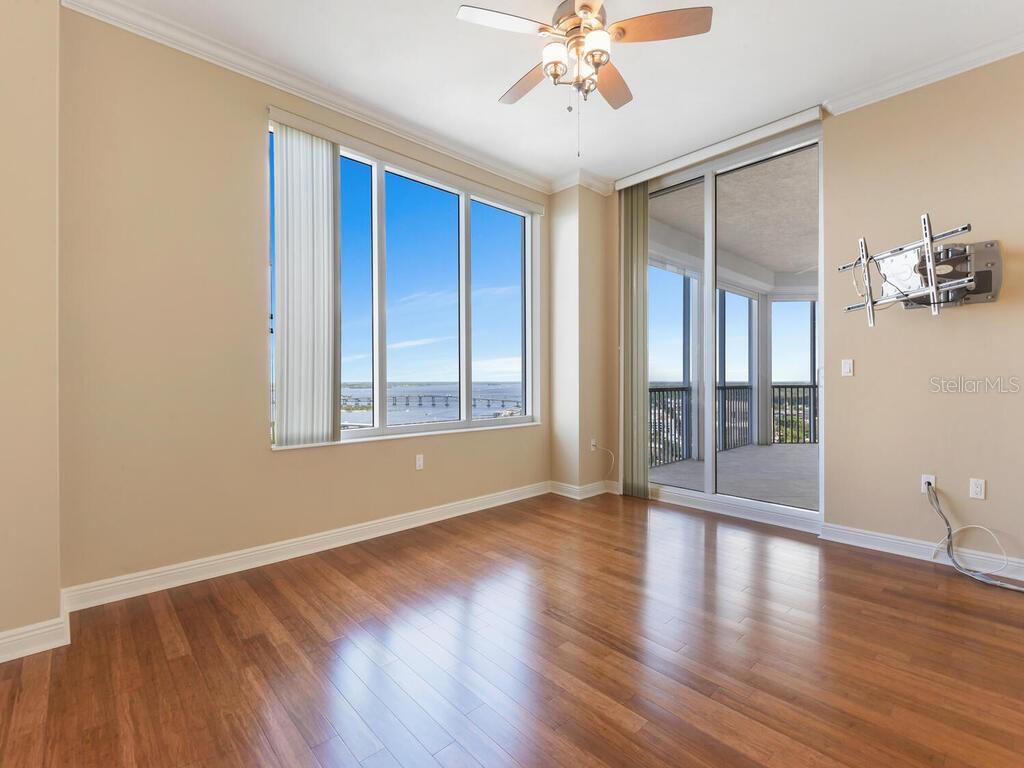 Listing photo id 15 for 2104 1st Street 2304