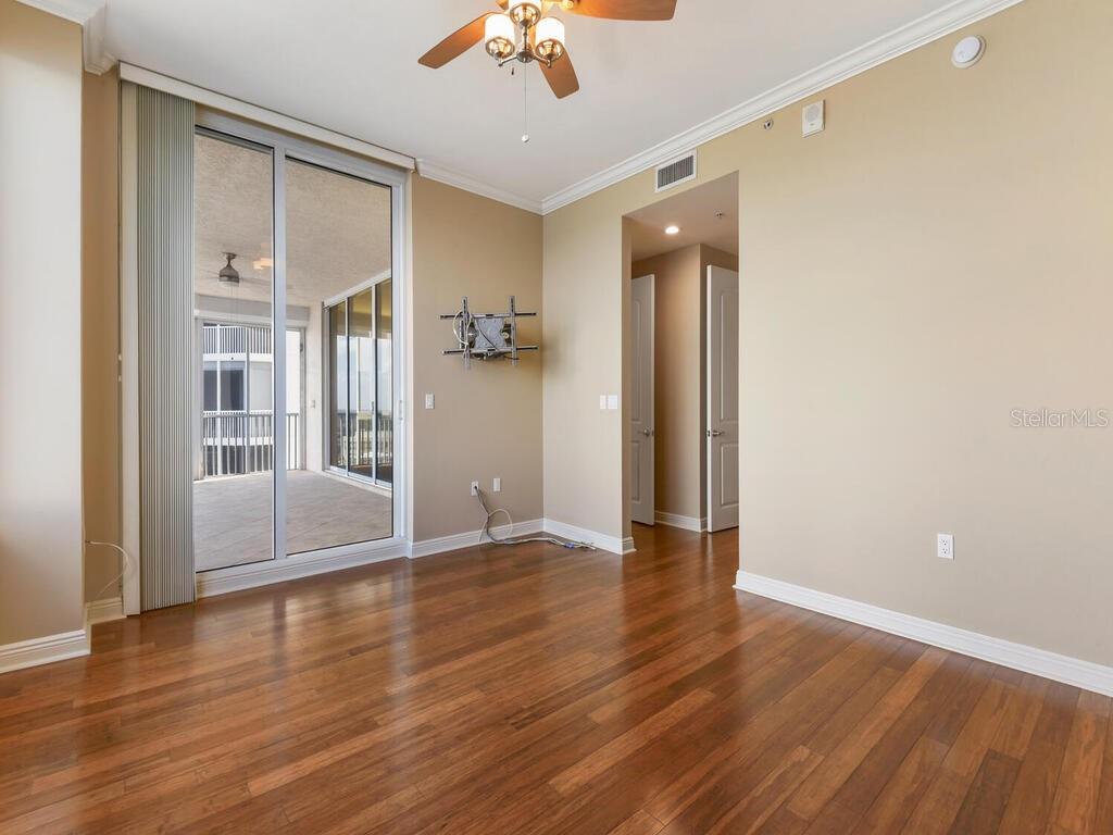 Listing photo id 16 for 2104 1st Street 2304