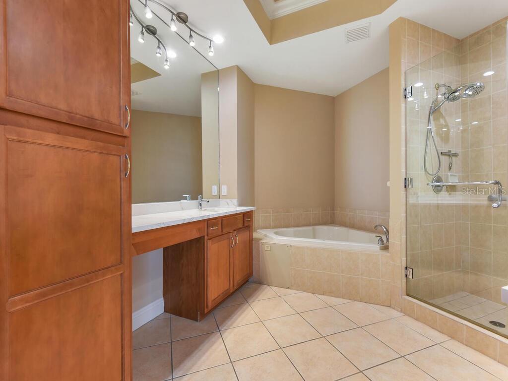 Listing photo id 18 for 2104 1st Street 2304