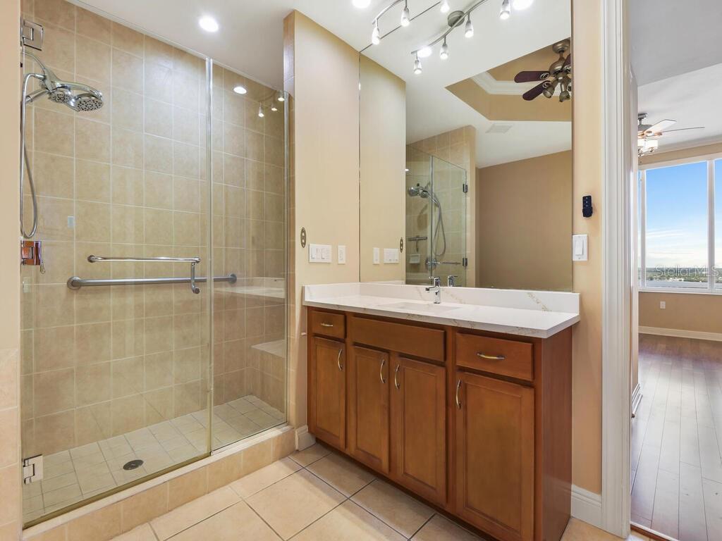 Listing photo id 19 for 2104 1st Street 2304