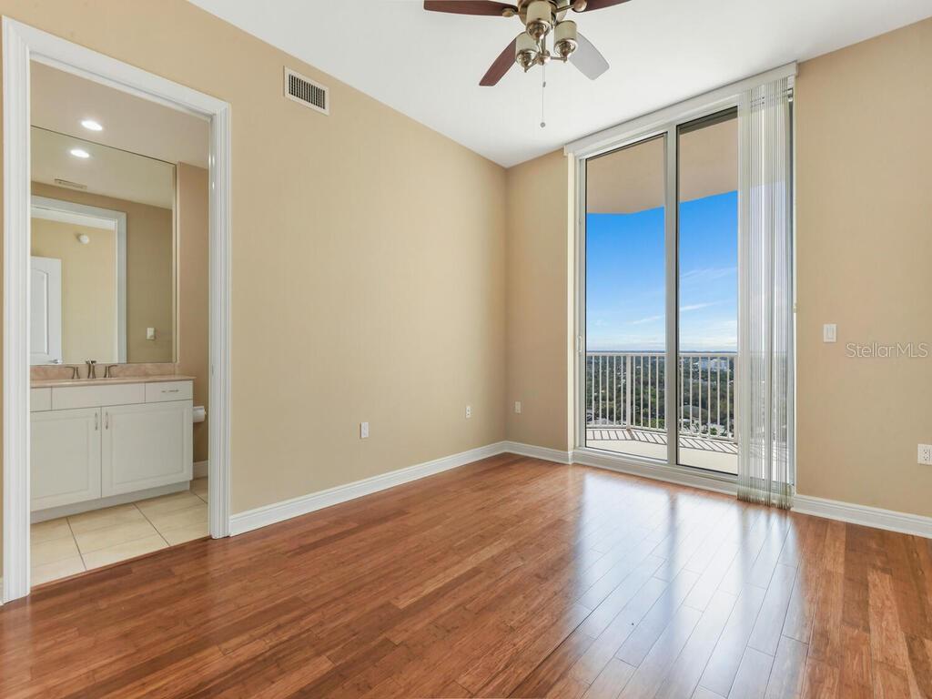 Listing photo id 21 for 2104 1st Street 2304