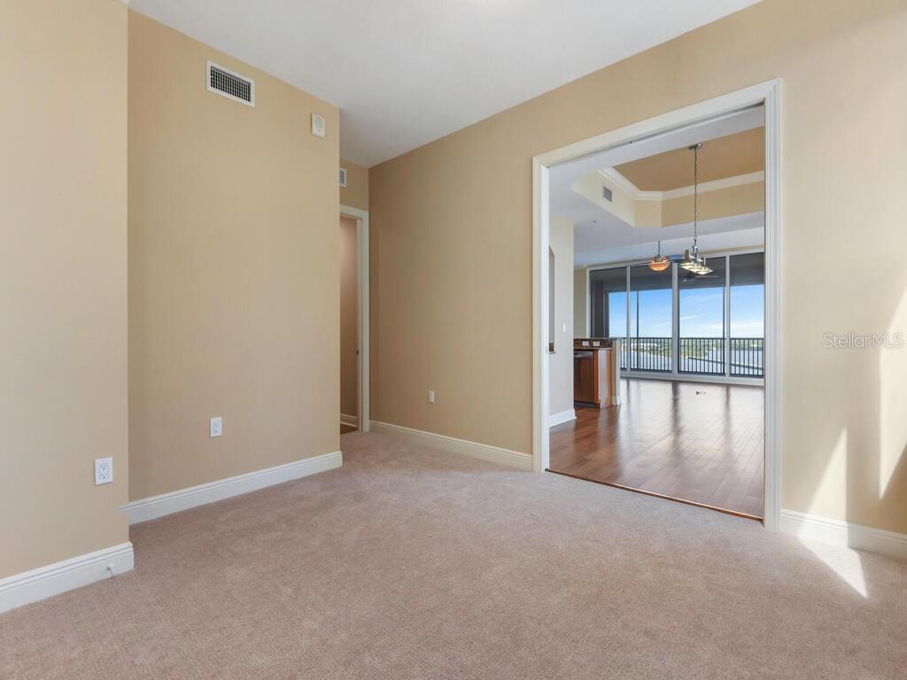 Listing photo id 24 for 2104 1st Street 2304