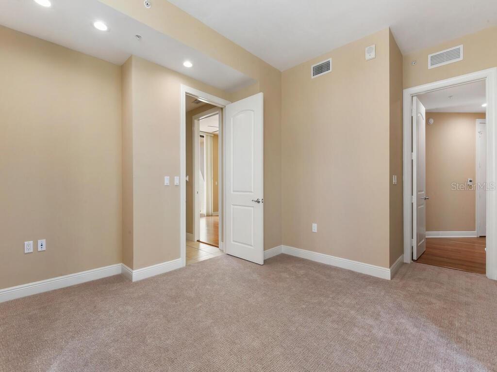 Listing photo id 25 for 2104 1st Street 2304