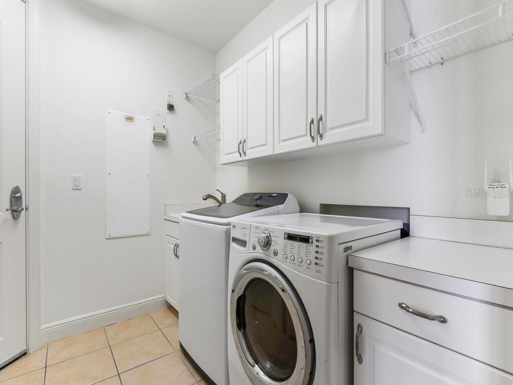 Listing photo id 27 for 2104 1st Street 2304