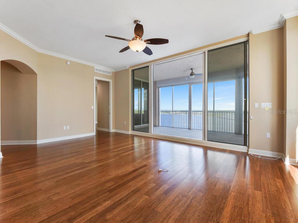 Listing photo id 4 for 2104 1st Street 2304